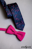 Tmavomodrá slim kravata s kvetinovým vzorom v ružovej - šírka 5 cm